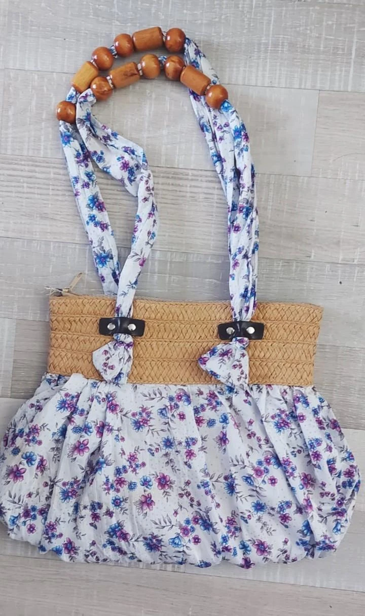 Zomerse bloemen handtas met houten kralen hengsel